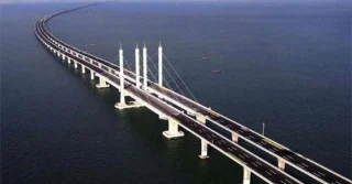 De langste brug ter wereld, met een lengte van 164,8 km