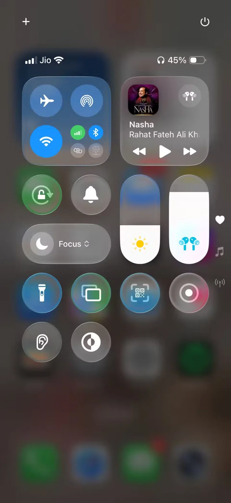Cómo usar Conversation Awareness y Live Listen en los AirPods
