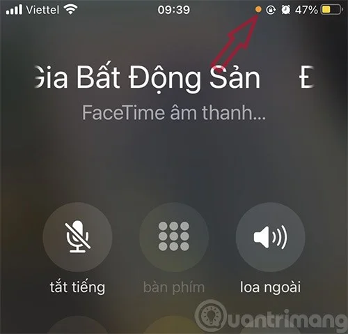 ¿Qué es el punto naranja y verde en la esquina de la pantalla del iPhone?