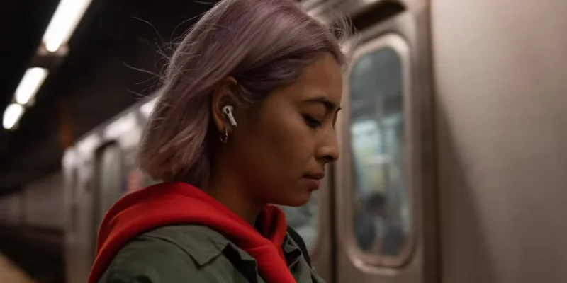 Cómo usar Conversation Awareness y Live Listen en los AirPods
