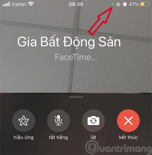 ¿Qué es el punto naranja y verde en la esquina de la pantalla del iPhone?