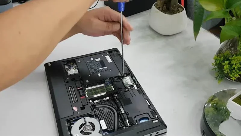 Causas e como consertar alto-falantes de laptop que são altos de forma eficaz