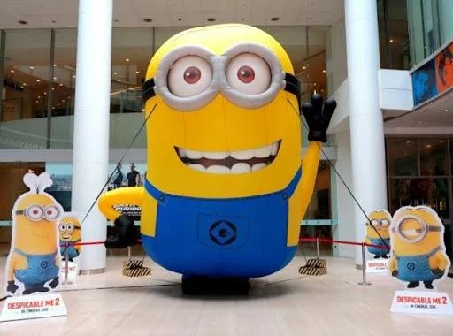 Aprenda ¿Qué es un Standee?  Y funciones de pie
